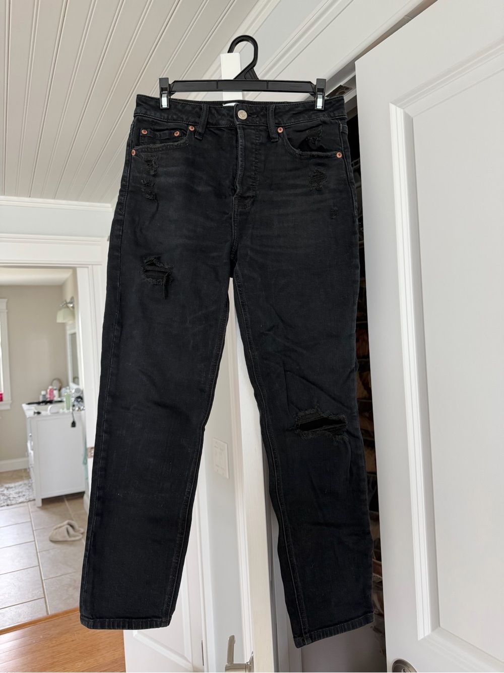Women's Black Straight-Leg Distressed Jeans